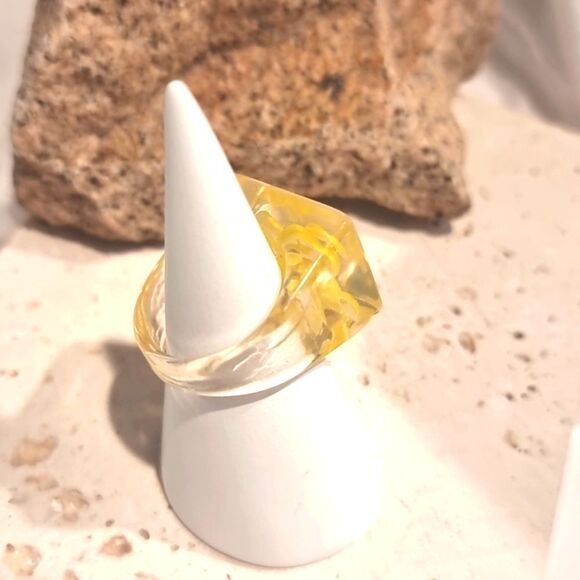 New URBAN OUTFITTERS lemon Acrylic Ring - Picture 3 of 8